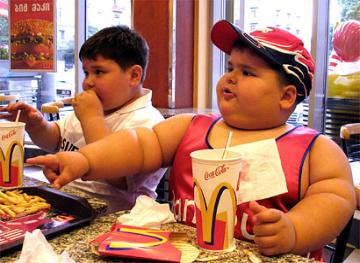 dikke kinderen bij hamburgerrestaurant