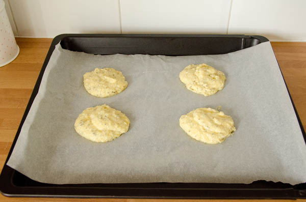 kaasbroodjes op bakplaat